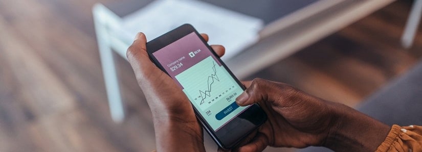 une femme utilisant son application bancaire